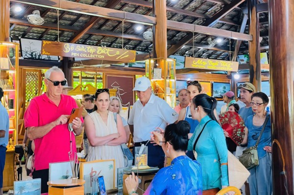 Du lịch hướng tới doanh thu triệu tỉ đồng Du lịch hướng tới doanh thu triệu tỉ đồng