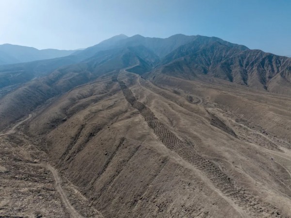 Giải mã hơn 5.000 hố thẳng hàng bí ẩn nhiều thế kỷ Giải mã hơn 5.000 hố thẳng hàng bí ẩn nhiều thế kỷ