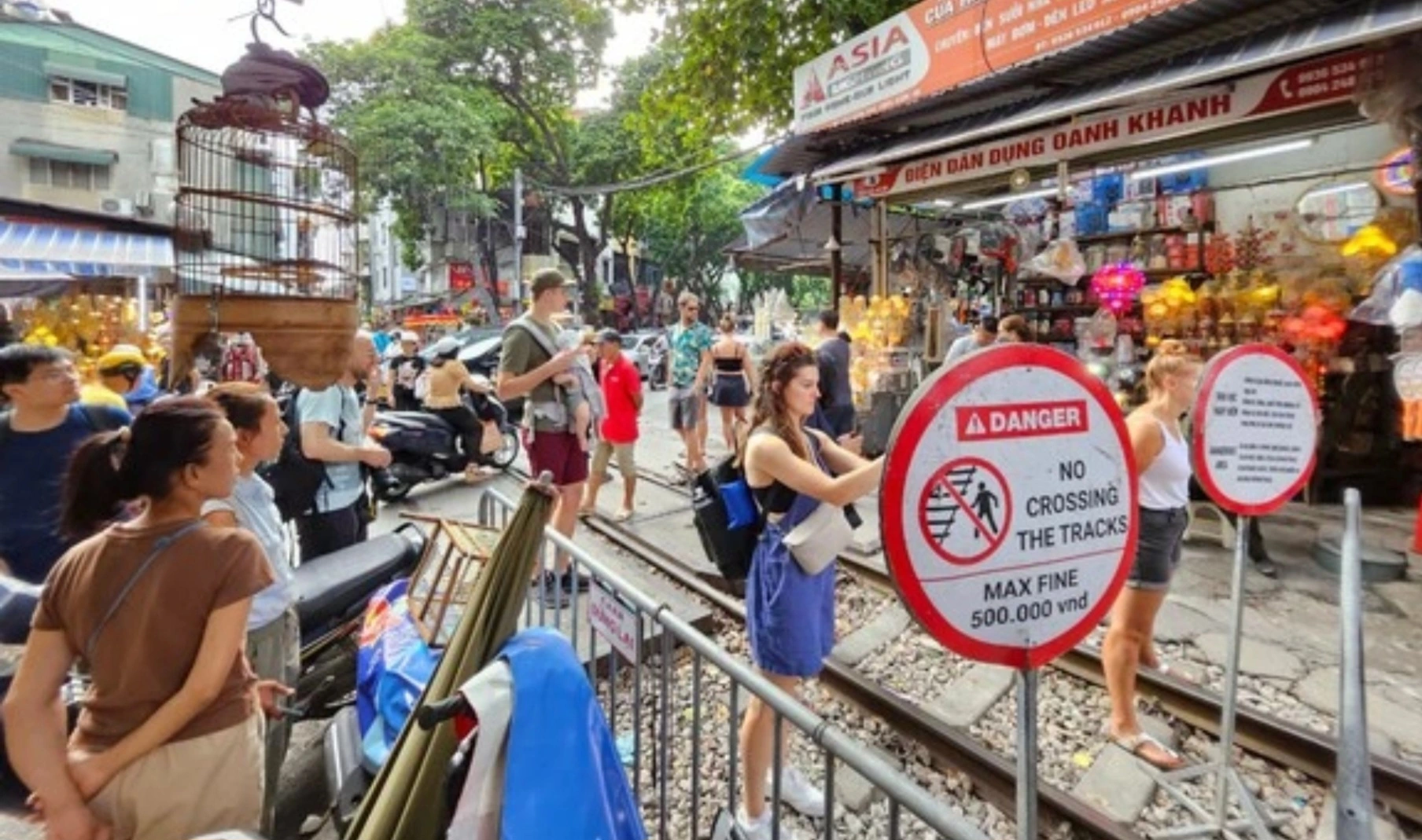 Hà Nội tiếp tục cấm đưa khách đến phố cà phê đường tàu Hà Nội tiếp tục cấm đưa khách đến phố cà phê đường tàu