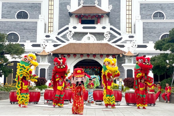 Hàng chục ngàn du khách đến Tây Ninh, Đà Nẵng du xuân, cầu an