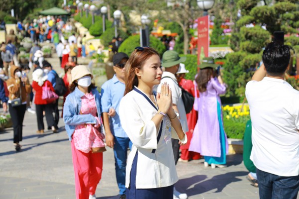 Hàng chục ngàn du khách đến Tây Ninh, Đà Nẵng du xuân, cầu an