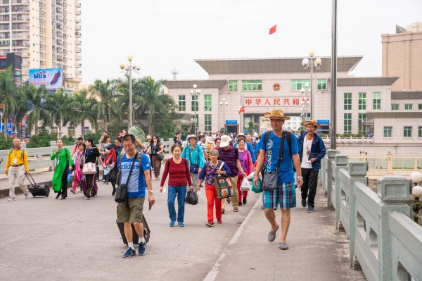 Hàng ngàn khách Trung Quốc vào Việt Nam qua Cửa khẩu quốc tế Móng Cái