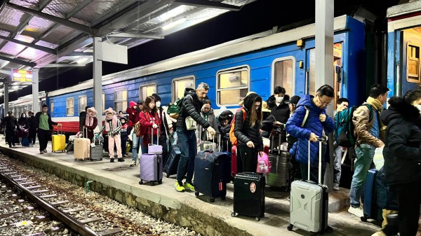 Hàng ngàn khách du lịch đi tàu đêm đón tết ở Sa Pa