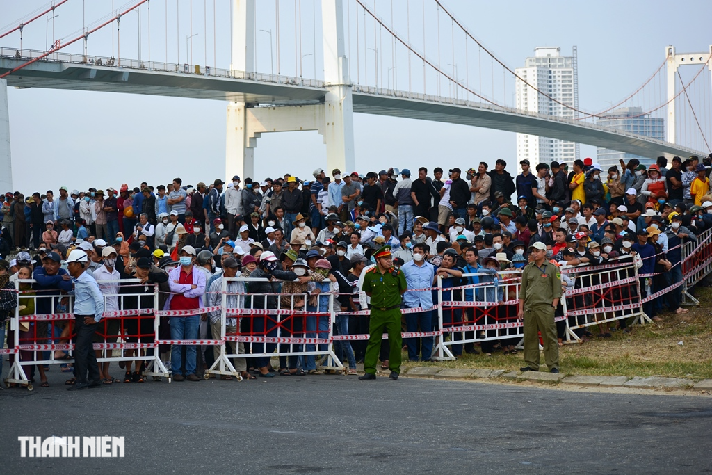 Hàng ngàn người dõi theo giải đua thuyền truyền thống trên sông Hàn