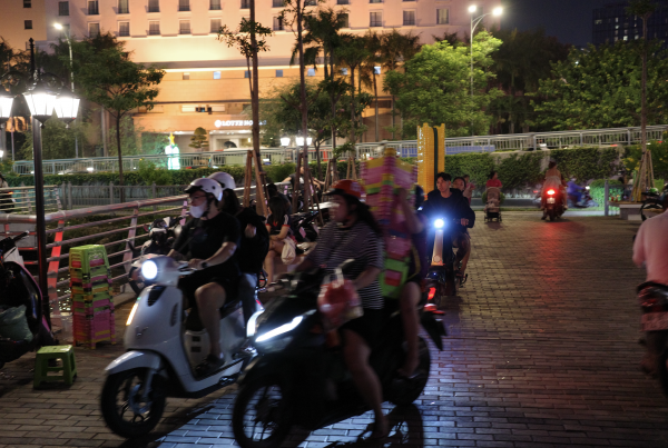 Hàng rong 'xí chỗ' công viên