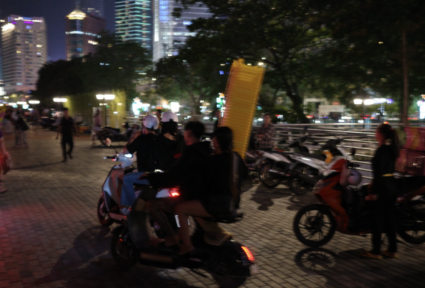 Hàng rong 'xí chỗ' công viên