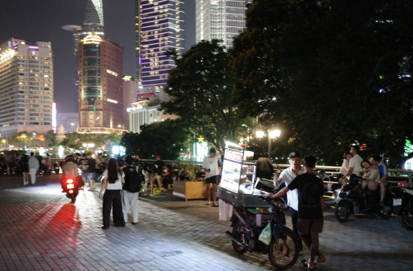 Hàng rong 'xí chỗ' công viên