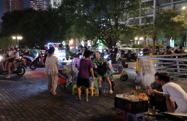 Hàng rong 'xí chỗ' công viên