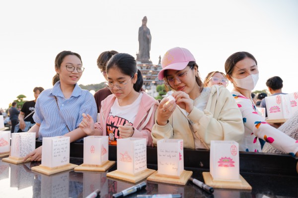 Hàng trăm ngàn đèn đăng thắp sáng đại lễ dâng đăng rằm tháng giêng tại núi Bà Đen