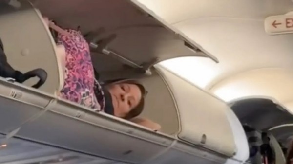 Hành động kỳ lạ trên máy bay của hành khách gây sốt mạng xã hội