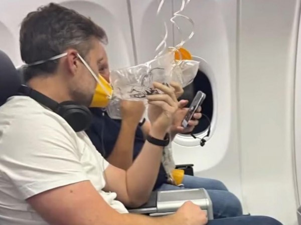 Hành khách hoảng loạn khi máy bay 'rơi tự do' hơn 8.000m Hành khách hoảng loạn khi máy bay 'rơi tự do' hơn 8.000m