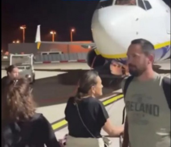 Hành khách tràn xuống đường băng chặn máy bay cất cánh