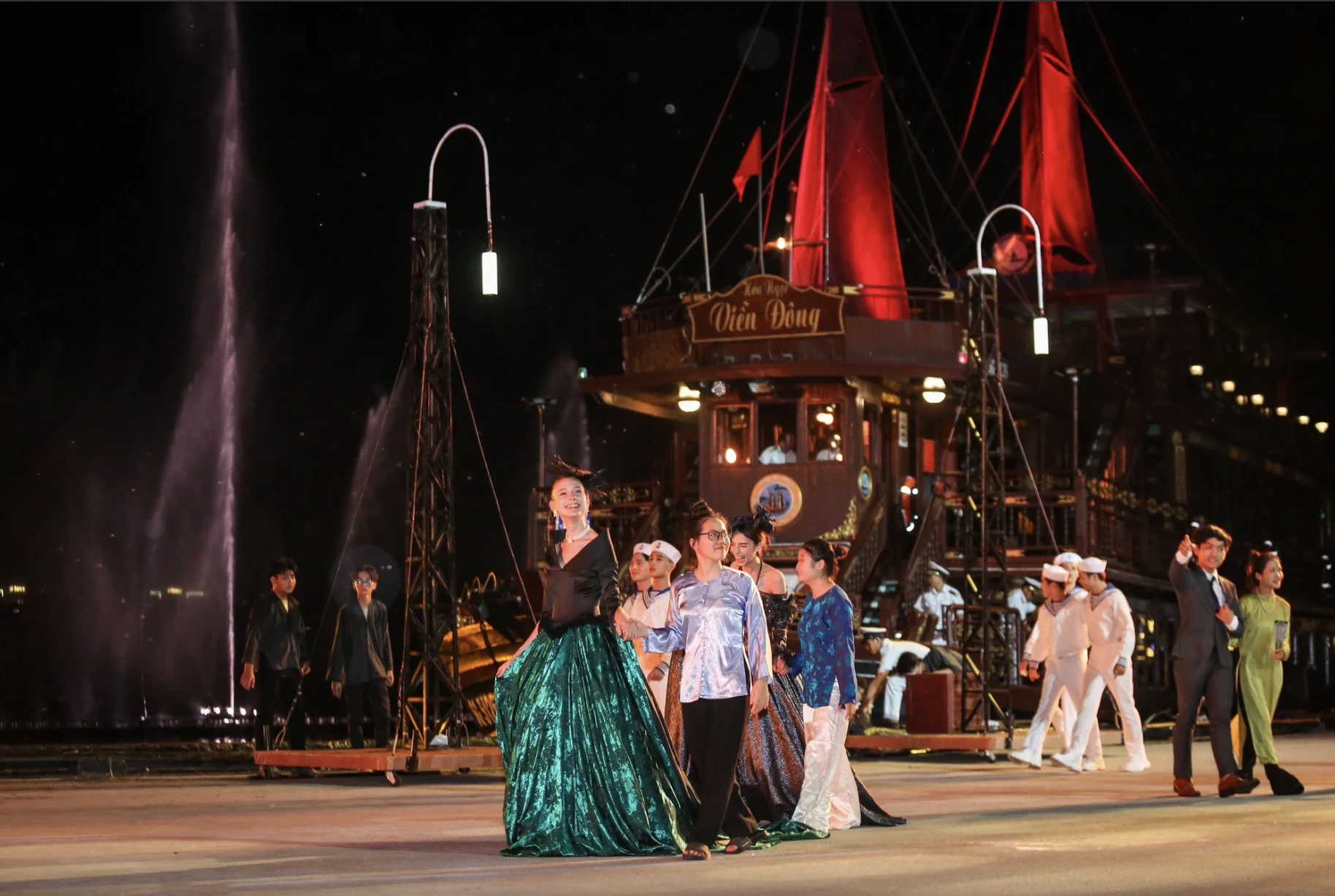 Hoành tráng đại nhạc kịch 'Chuyến tàu huyền thoại' trên sông Sài Gòn