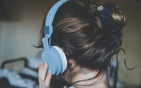 Hơn 1 tỷ thanh thiếu niên có nguy cơ bị điếc vì thói quen nghe nhạc