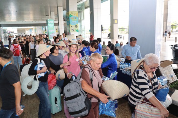 Hơn 30 chuyến bay đưa khách Nga đến Khánh Hòa mỗi tuần, du lịch khởi sắc