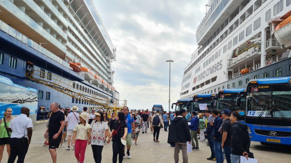Hơn 3.700 khách tàu biển đón năm mới 2024 tại Hạ Long