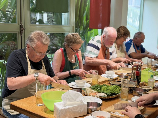 Khách Tây nườm nượp tới TP.HCM học pha cà phê trứng Khách Tây nườm nượp tới TP.HCM học pha cà phê trứng