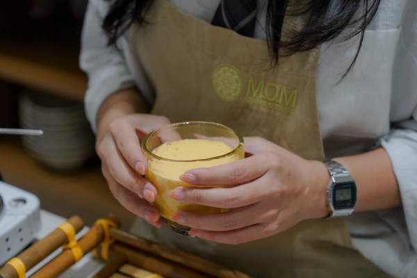 Khách Tây nườm nượp tới TP.HCM học pha cà phê trứng Khách Tây nườm nượp tới TP.HCM học pha cà phê trứng