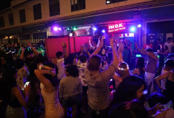 Khách Việt Nam du lịch Thái Lan cẩn thận với luật mới gây tranh cãi Khách Việt Nam du lịch Thái Lan cẩn thận với luật mới gây tranh cãi