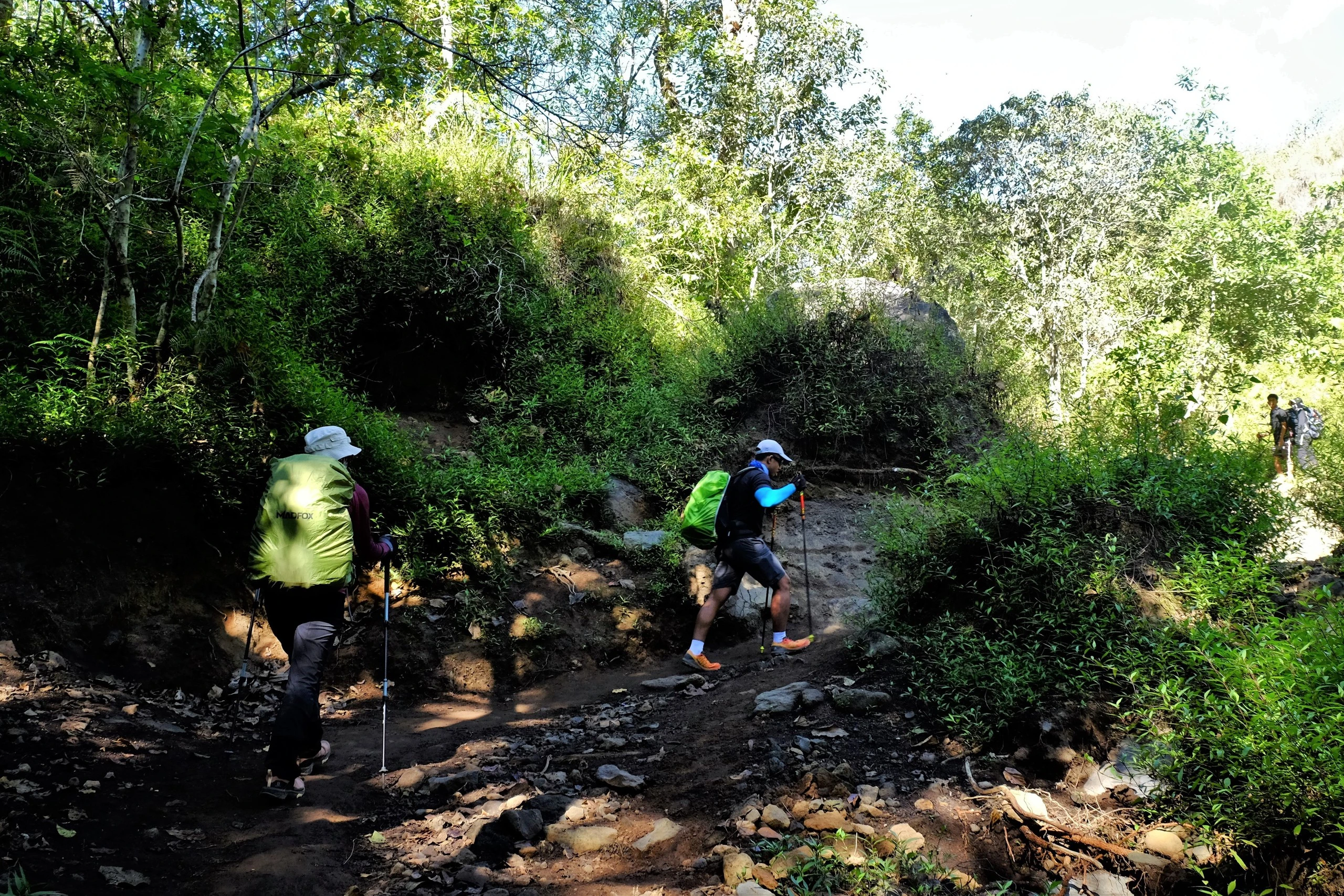 Khách Việt chinh phục cung trek núi lửa kỳ vĩ bậc nhất Indonesia