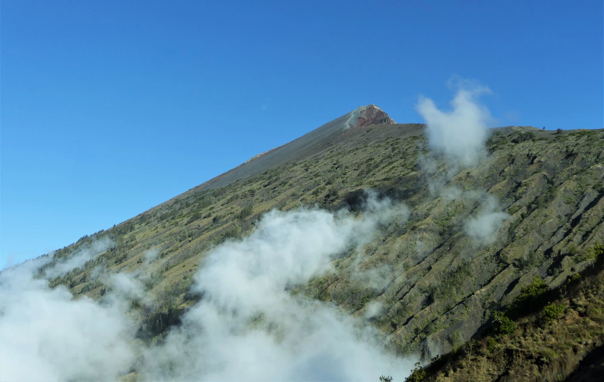 Khách Việt chinh phục cung trek núi lửa kỳ vĩ bậc nhất Indonesia