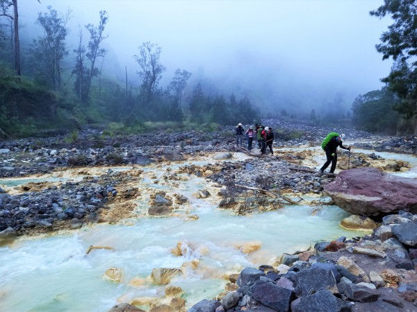 Khách Việt chinh phục cung trek núi lửa kỳ vĩ bậc nhất Indonesia