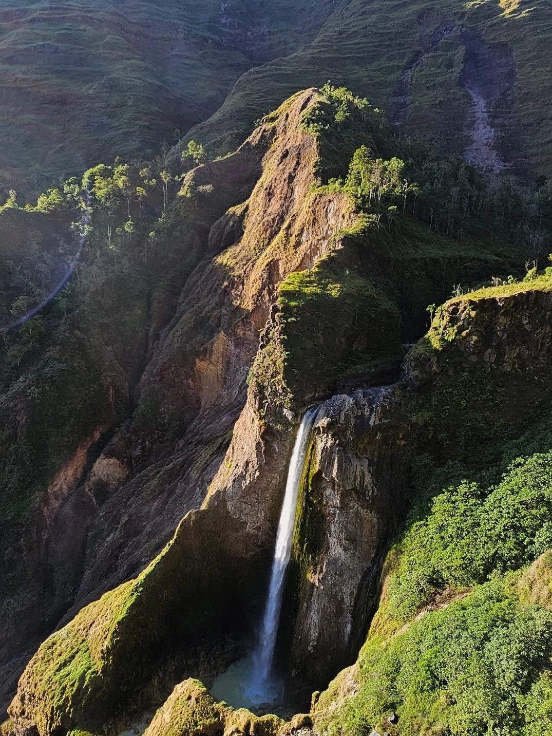 Khách Việt chinh phục cung trek núi lửa kỳ vĩ bậc nhất Indonesia