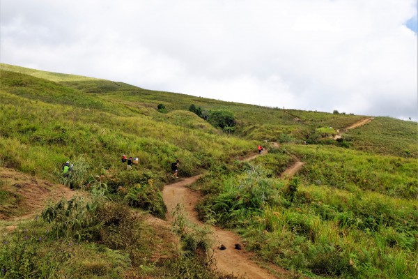 Khách Việt chinh phục cung trek núi lửa kỳ vĩ bậc nhất Indonesia