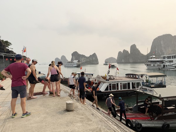 Khách ngoại đổ về vịnh Hạ Long vượt xa khách Việt