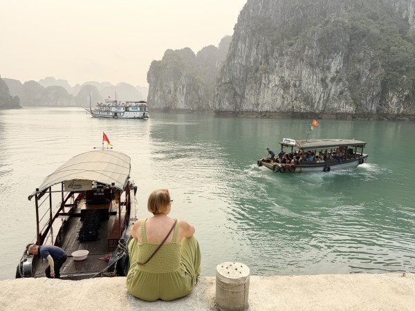 Khách ngoại đổ về vịnh Hạ Long vượt xa khách Việt