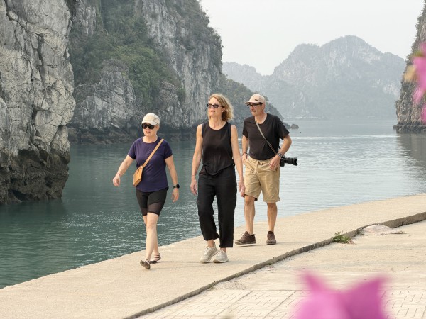 Khách ngoại đổ về vịnh Hạ Long vượt xa khách Việt