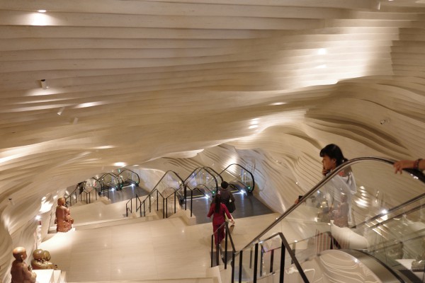 Khám phá 'đường hầm điêu khắc' bên trong tượng Bồ Tát Di Lặc ở núi Bà