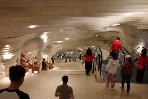 Khám phá 'đường hầm điêu khắc' bên trong tượng Bồ Tát Di Lặc ở núi Bà