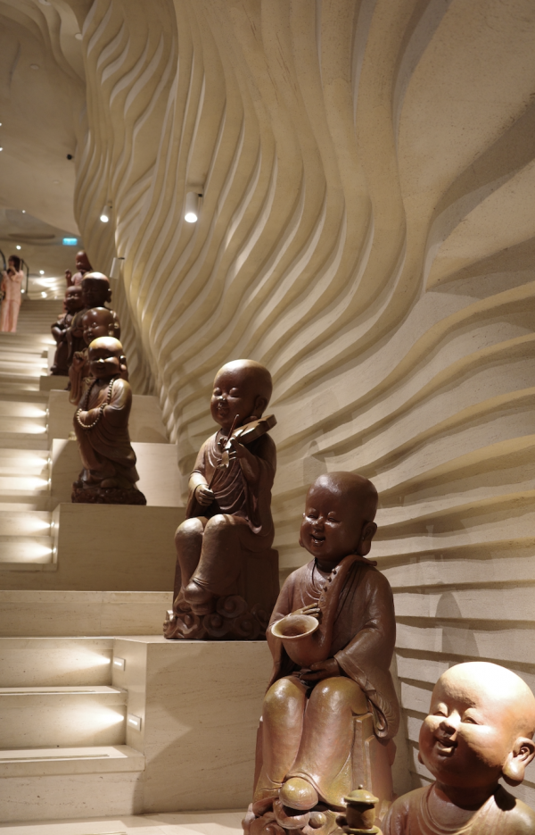 Khám phá 'đường hầm điêu khắc' bên trong tượng Bồ Tát Di Lặc ở núi Bà