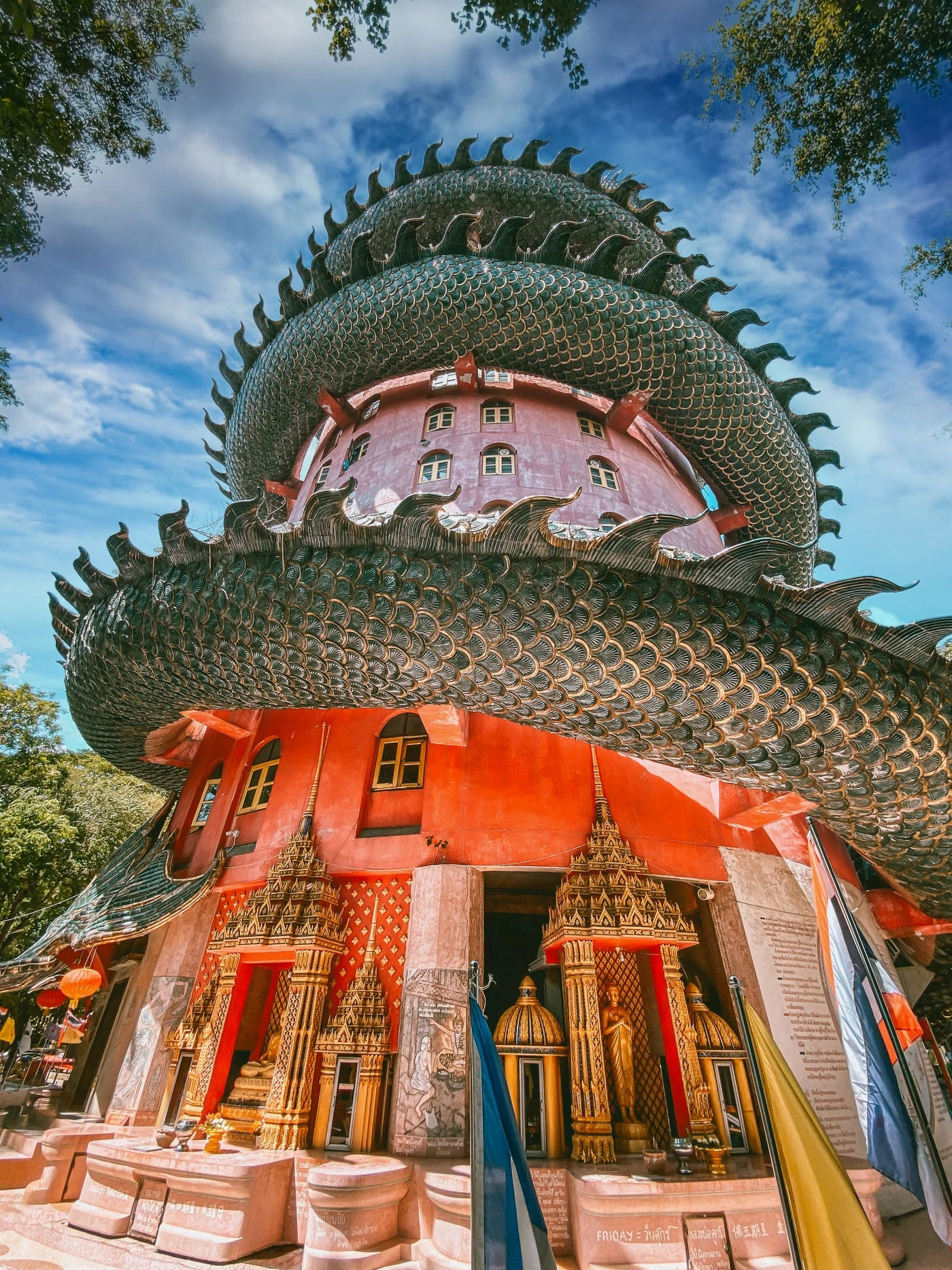 Khám phá rồng khổng lồ quấn quanh ngôi chùa hồng nổi tiếng ở Thái Lan