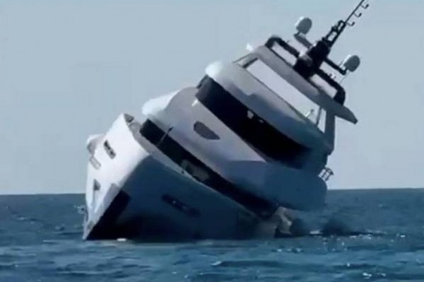 Khoảnh khắc du thuyền triệu đô vừa hạ thủy đã chìm xuống biển