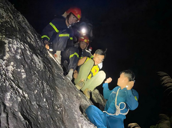 Liên tiếp cứu hộ du khách lạc núi Liên tiếp cứu hộ du khách lạc núi