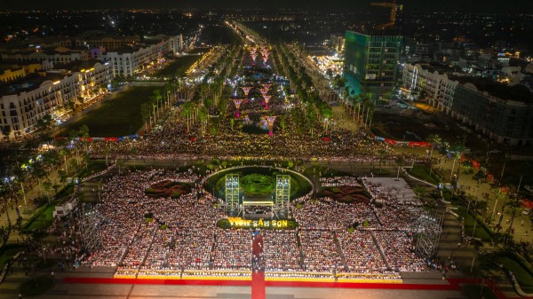 Mãn nhãn màn pháo hoa trên bầu trời Sầm Sơn Mãn nhãn màn pháo hoa trên bầu trời Sầm Sơn