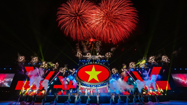 Mãn nhãn màn pháo hoa trên bầu trời Sầm Sơn Mãn nhãn màn pháo hoa trên bầu trời Sầm Sơn