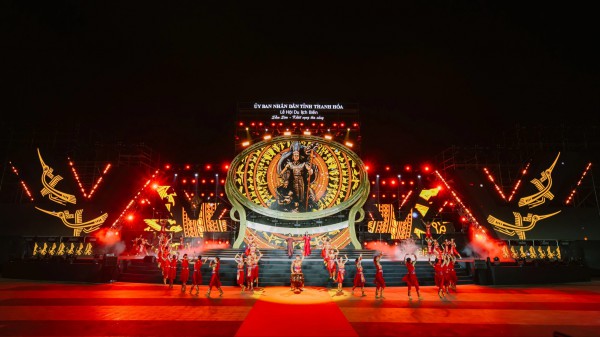 Mãn nhãn màn pháo hoa trên bầu trời Sầm Sơn Mãn nhãn màn pháo hoa trên bầu trời Sầm Sơn