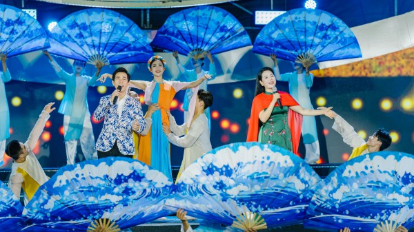 Mãn nhãn màn pháo hoa trên bầu trời Sầm Sơn Mãn nhãn màn pháo hoa trên bầu trời Sầm Sơn