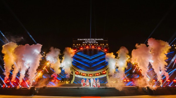 Mãn nhãn màn pháo hoa trên bầu trời Sầm Sơn Mãn nhãn màn pháo hoa trên bầu trời Sầm Sơn