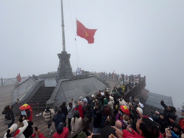 Mây săn người trên đỉnh Fansipan Mây săn người trên đỉnh Fansipan