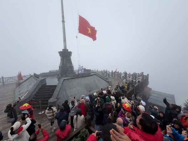 Mây săn người trên đỉnh Fansipan Mây săn người trên đỉnh Fansipan