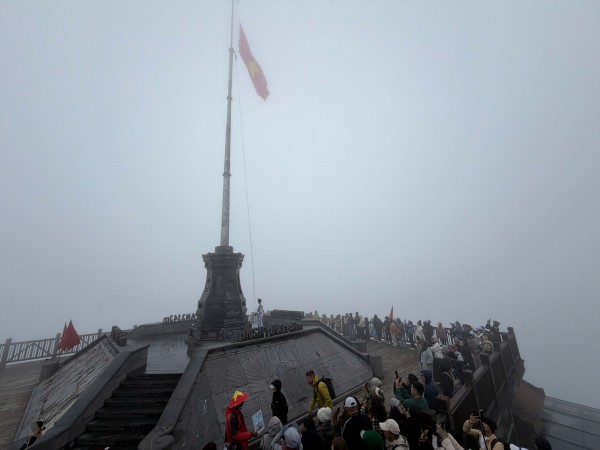 Mây săn người trên đỉnh Fansipan Mây săn người trên đỉnh Fansipan