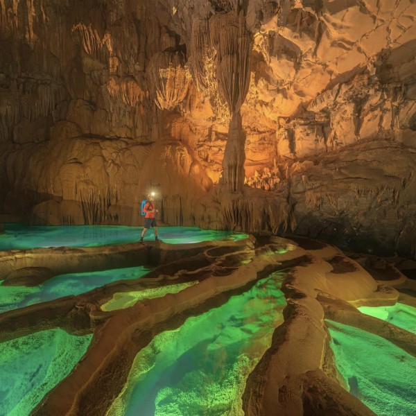 Mê mẩn vẻ đẹp siêu thực của hệ thống hang động mới ở Quảng Bình