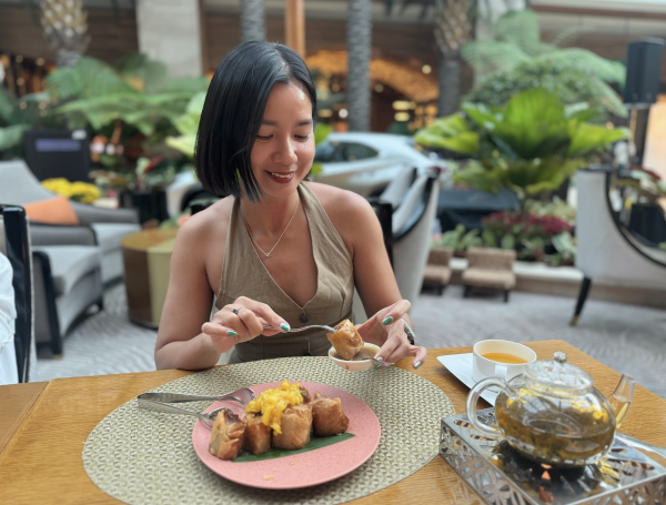 Món bánh chuối chiên, thịt kho tàu trong nhà hàng sang trọng ở Philippines Món bánh chuối chiên, thịt kho tàu trong nhà hàng sang trọng ở Philippines