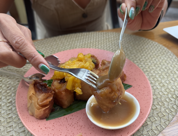 Món bánh chuối chiên, thịt kho tàu trong nhà hàng sang trọng ở Philippines Món bánh chuối chiên, thịt kho tàu trong nhà hàng sang trọng ở Philippines