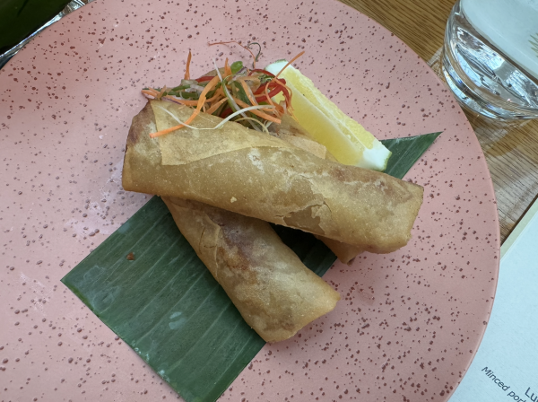 Món bánh chuối chiên, thịt kho tàu trong nhà hàng sang trọng ở Philippines Món bánh chuối chiên, thịt kho tàu trong nhà hàng sang trọng ở Philippines