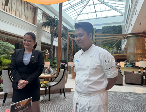 Món bánh chuối chiên, thịt kho tàu trong nhà hàng sang trọng ở Philippines Món bánh chuối chiên, thịt kho tàu trong nhà hàng sang trọng ở Philippines